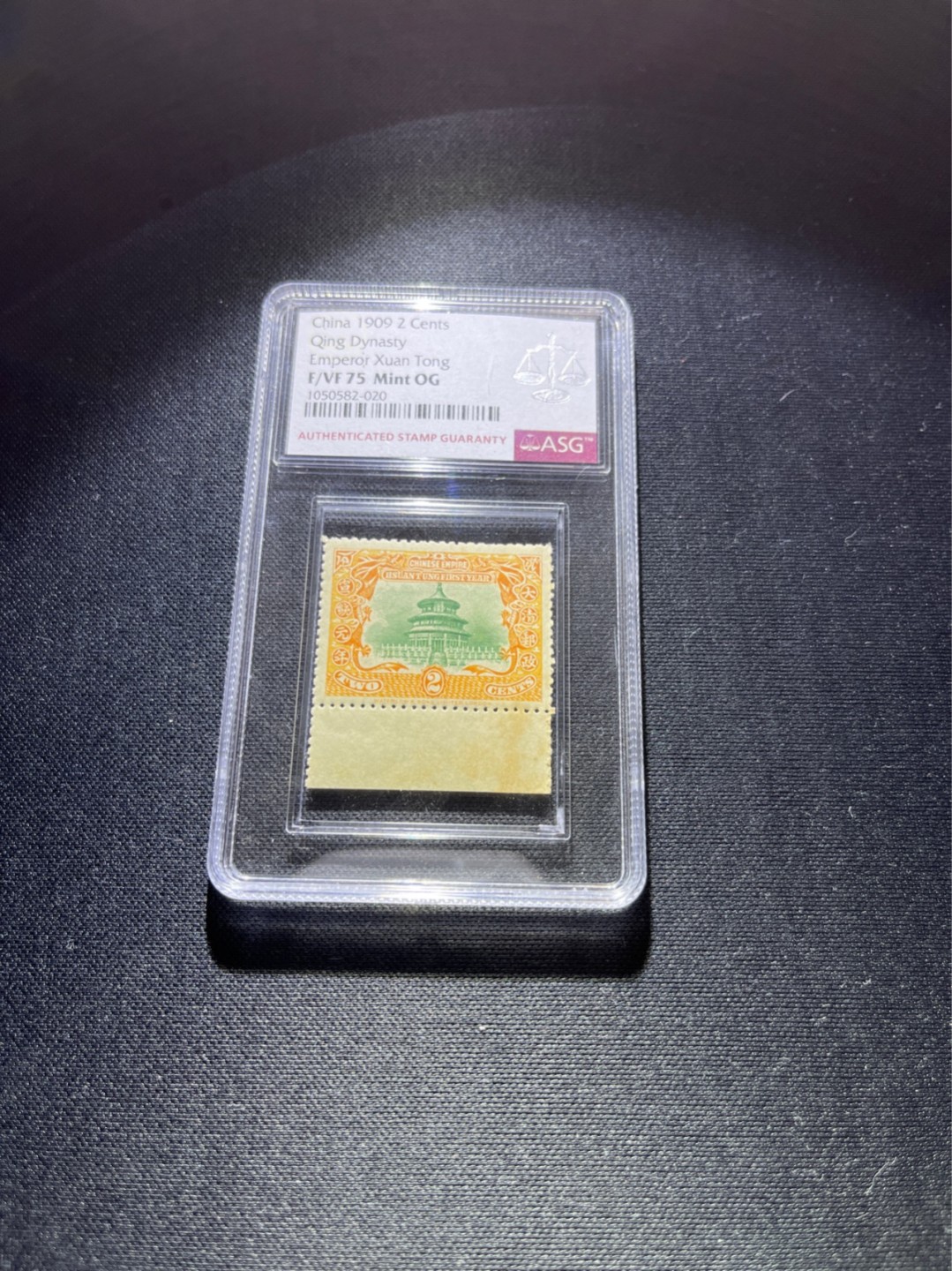 洪涛臻品 精选邮票限时拍卖第三十四期 宣统登基2分新  ASG75OG，带边纸，撕大块送评，比某涌网能买到的普通全品状态好，105号最新出的极严评高配版80分。 清代宣统邮票发行量仅100万套，历时久远，战乱动荡与自然条件的变迁后，留存至今带有原胶的已经且无贴的已经寥寥无几，这其中能评到85分属于百里挑一的品相。 评级资源枯竭，随时大涨，注意捡漏