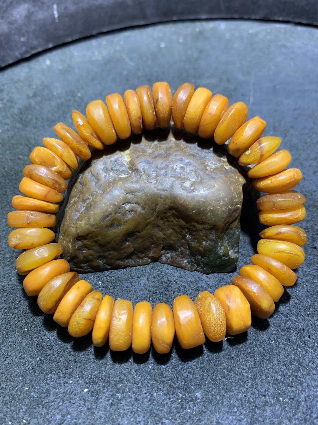 精美老蜜随形车轮手串一条，