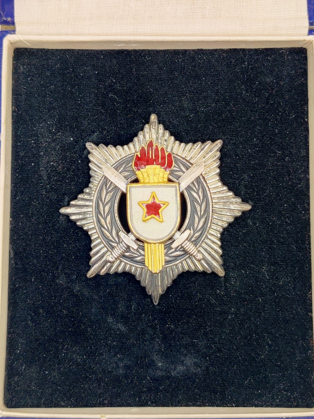 第二期 全场0元起拍 咸鱼国勋章拍卖专场 22年9月25日（周日）开始 南斯拉夫三级军事功勋勋章 带盒 银制带标