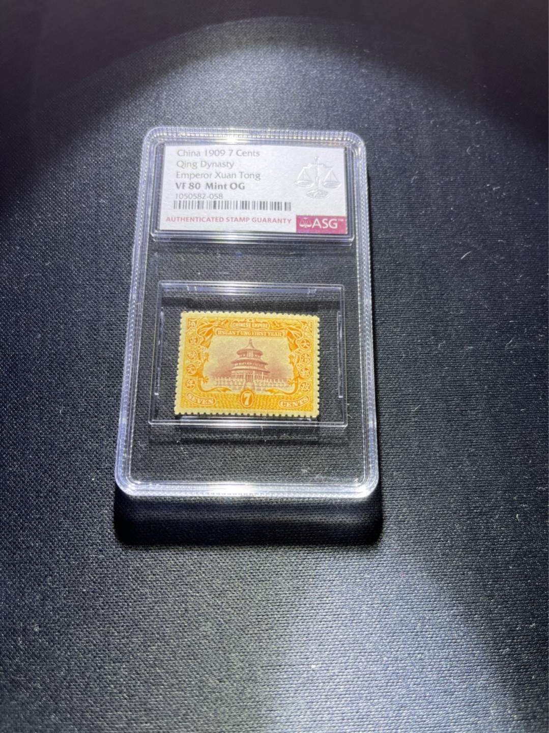 洪涛臻品 精选邮票限时拍卖第三十四期 宣统登基7分新  ASG80OG，筋票，撕大块送评，比某涌网能买到的普通全品状态好，105号最新出的极严评高配版80分。 清代宣统邮票发行量仅100万套，历时久远，战乱动荡与自然条件的变迁后，留存至今带有原胶的已经且无贴的已经寥寥无几，这其中能评到85分属于百里挑一的品相。 评级资源枯竭，随时大涨，注意捡漏