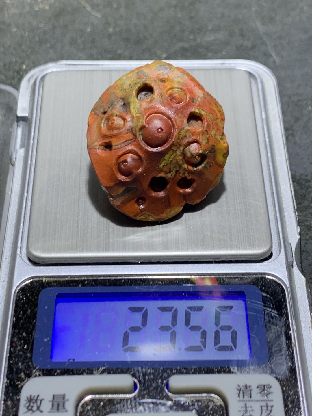 精美亚光战国红玛瑙雕刻随形莲蓬吊坠一个