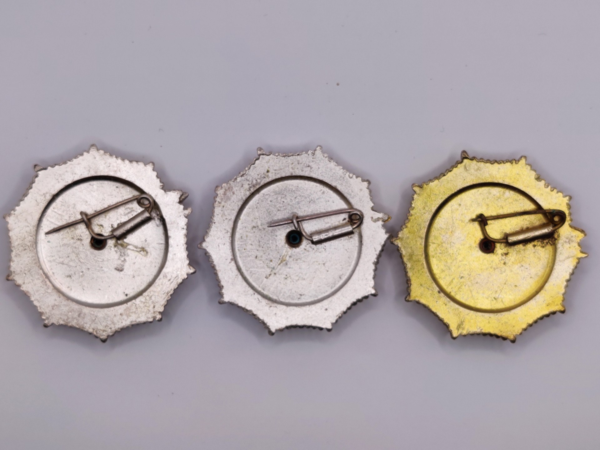 第二期 全场0元起拍 咸鱼国勋章拍卖专场 22年9月25日（周日）开始 阿尔巴尼亚劳动红旗勋章 一二三级一组