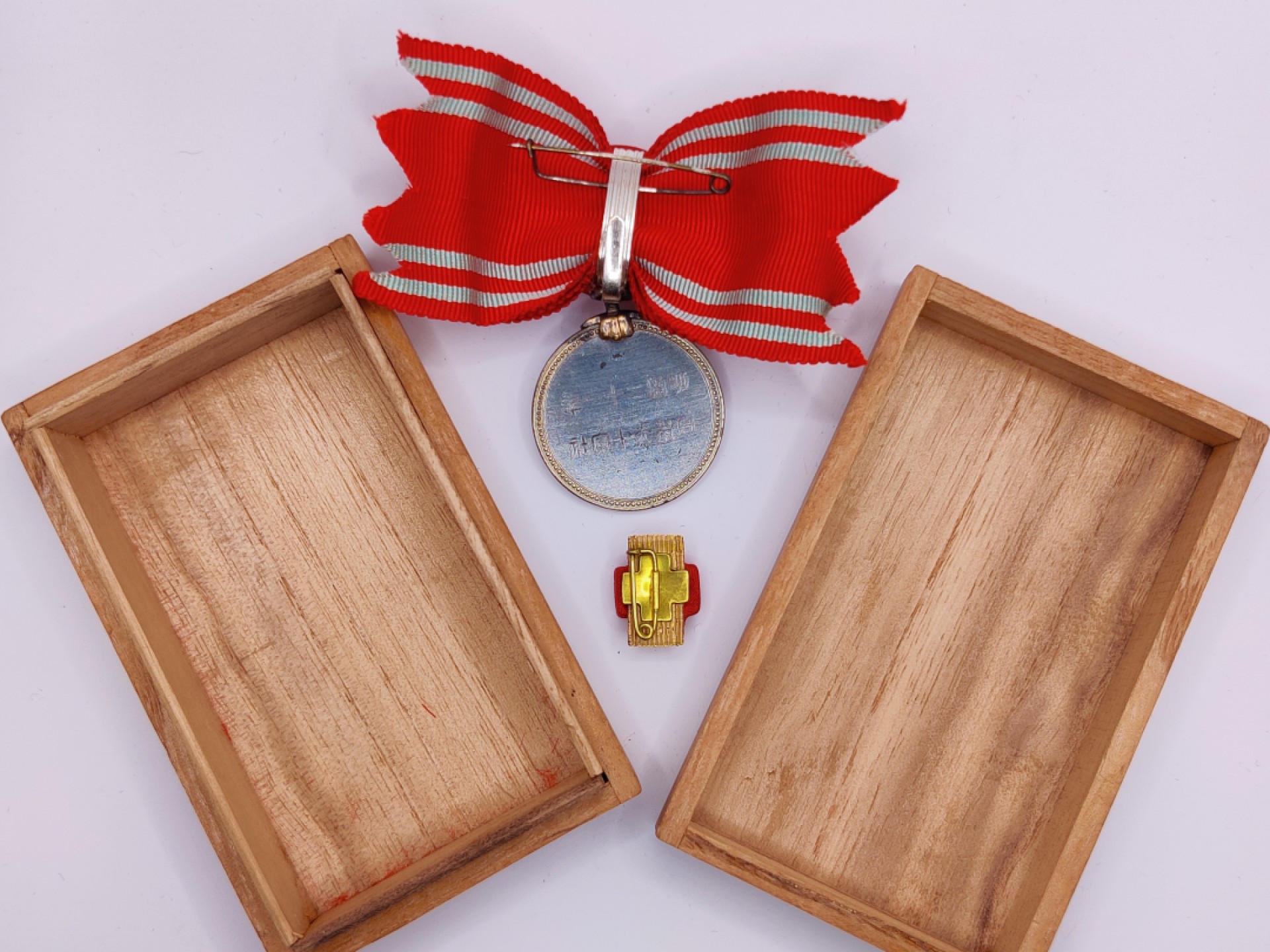 第二期 全场0元起拍 咸鱼国勋章拍卖专场 22年9月25日（周日）开始 女版 日本赤十字金色特别社员章 带略