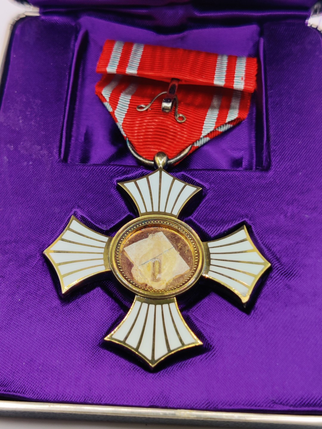 第二期 全场0元起拍 咸鱼国勋章拍卖专场 22年9月25日（周日）开始 纯银制 日本 赤十字金有功章 带盒 背面有损