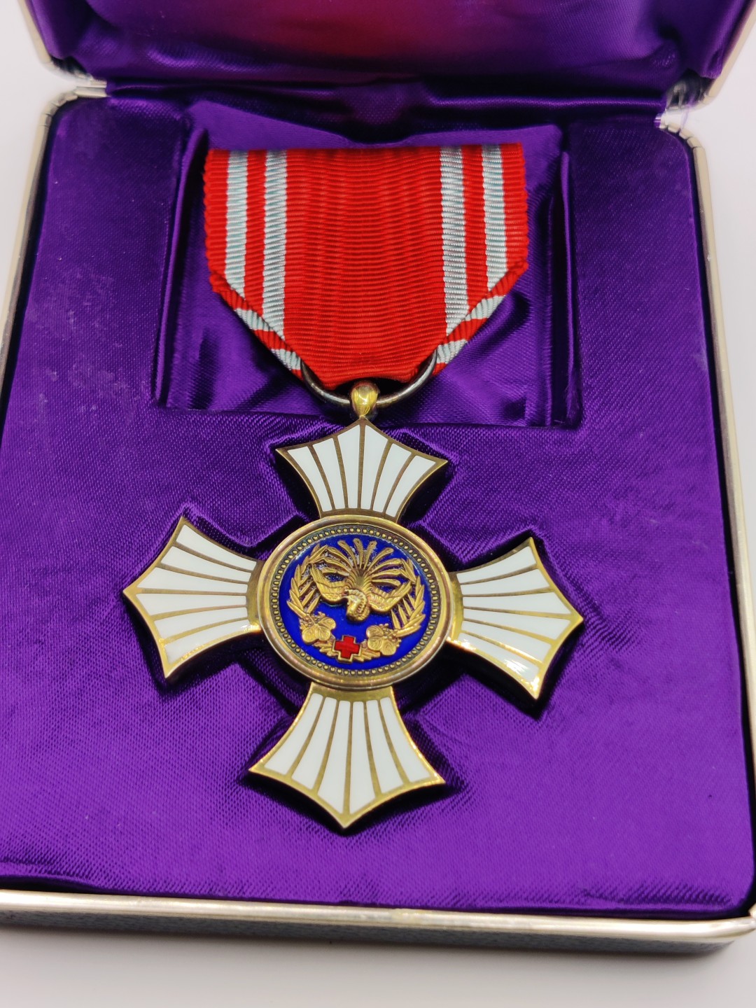 第二期 全场0元起拍 咸鱼国勋章拍卖专场 22年9月25日（周日）开始 纯银制 日本 赤十字金有功章 带盒 背面有损