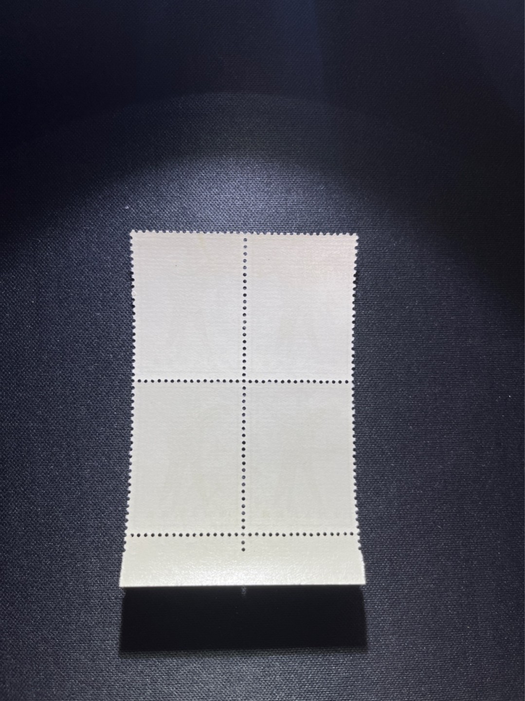 洪涛臻品 精选邮票限时拍卖第三十七期 特63青铜器8-1盖销  厂名，数字4方连 ，老纪特三俗稀缺。版撕全品嘎嘎绝。  解放初的经典票，整版撕开，面艳胶白，票挺洁净，齿孔完美，收藏评级两相宜，且有高附加值边纸。老纪特的版票资源十分稀缺难寻，机会来临时必须抓住。