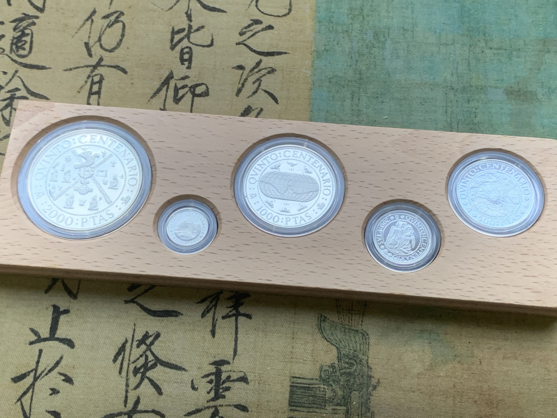 《竞宝斋》第97场-本周四 （满2件或者满200包顺丰） 原盒证书 西班牙1990年 发现美洲新大陆500周年纪念一组5枚银币 非常漂亮