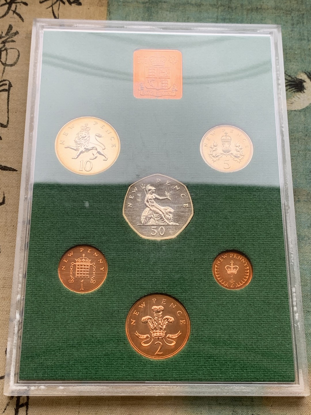 《竞宝斋》第97场-本周四 （满2件或者满200包顺丰） 英国 1975年 六枚套+一枚章 封装精制币 不同面值 标签可以看到老外50英镑买进