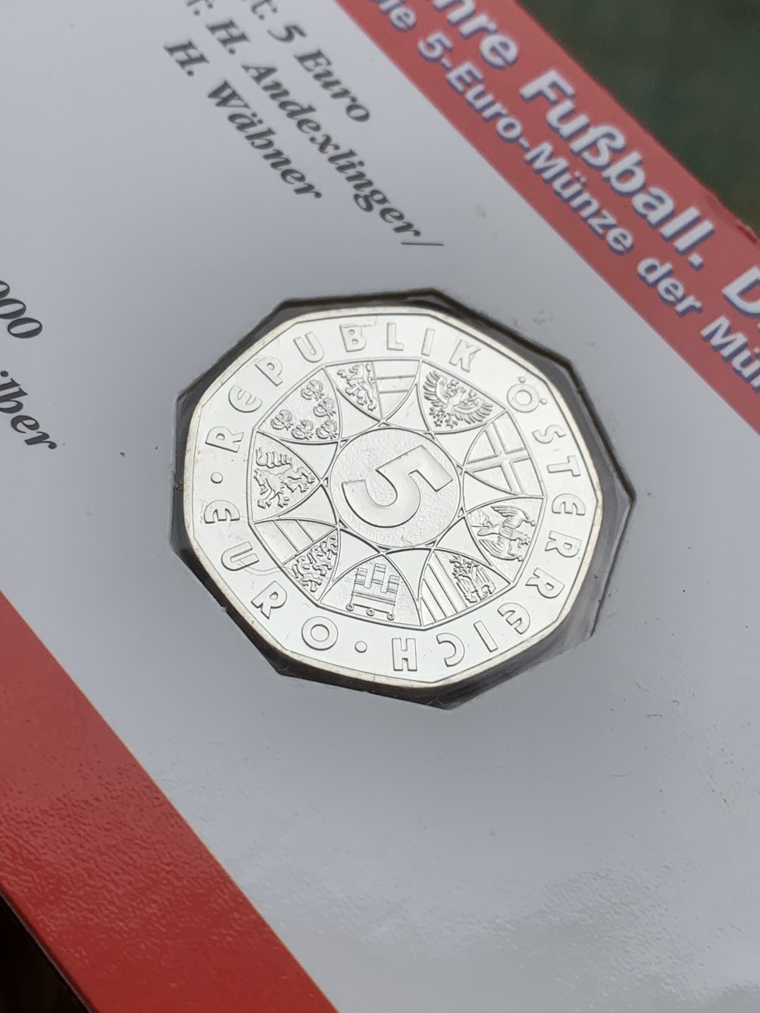 《竞宝斋》第97场-本周四 （满2件或者满200包顺丰） 卡装奥地利2004年 5欧元足球百年纪念 银币