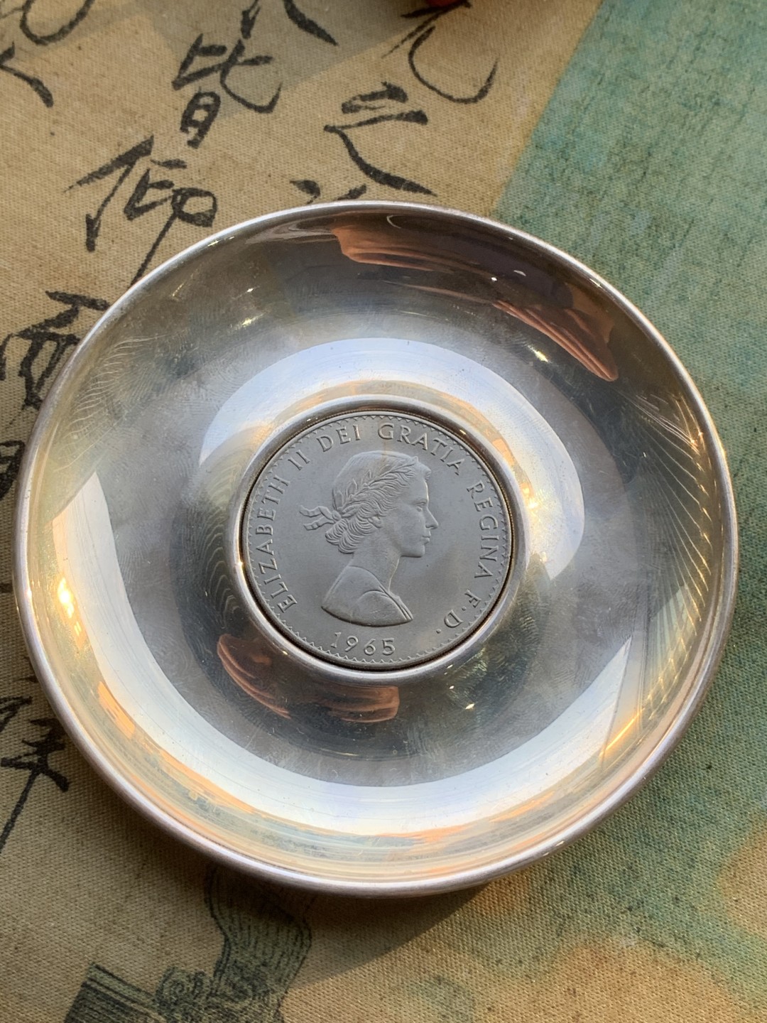 《竞宝斋》第97场-本周四 （满2件或者满200包顺丰） 英国1965年丘吉尔克朗 烟灰缸 镍币 外圈的不知道是什么材质