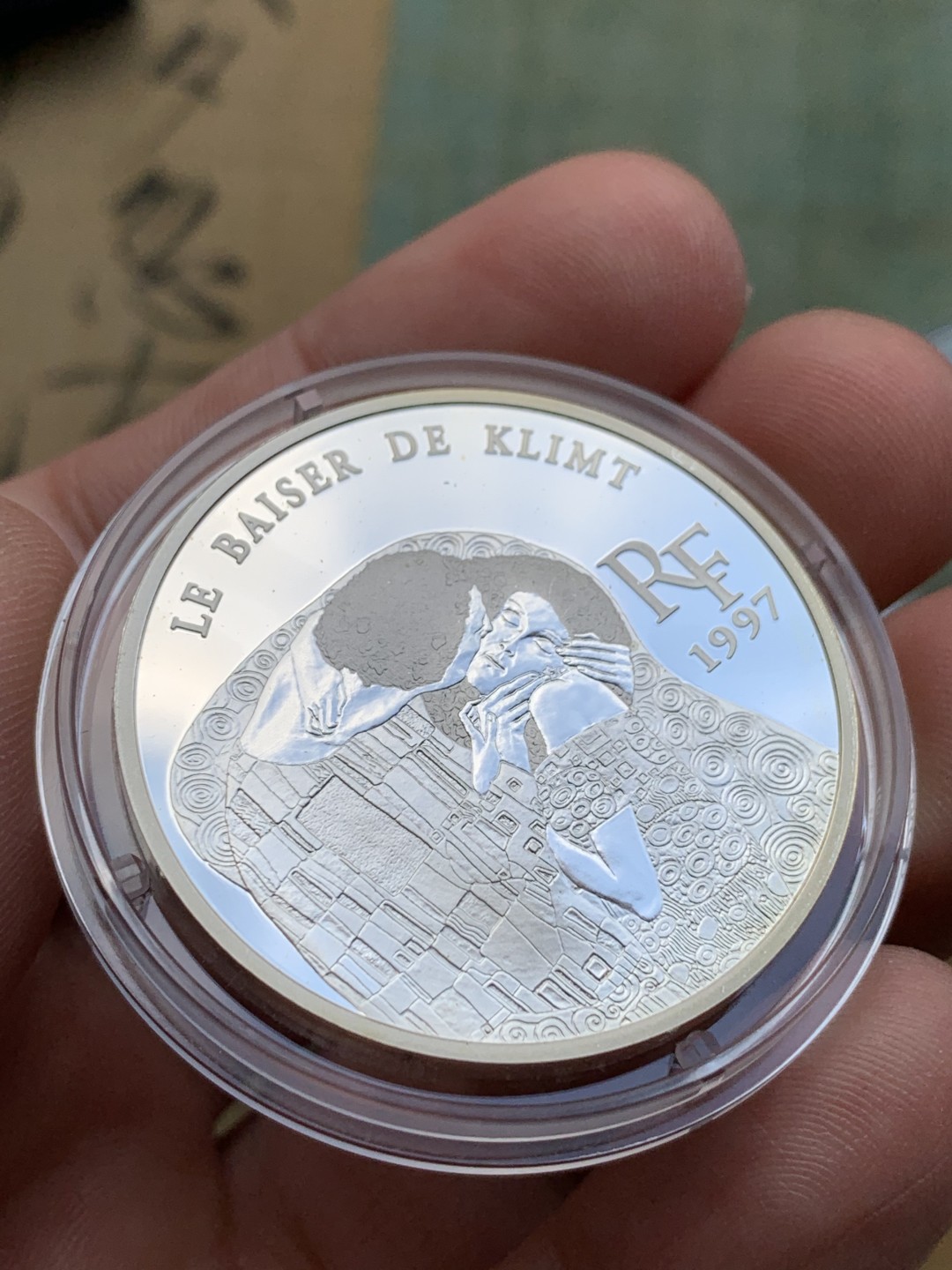 《竞宝斋》第97场-本周四 （满2件或者满200包顺丰） 原盒证书 法国1997年 卢浮宫系列吻精 10法郎1.5欧元精制大银币