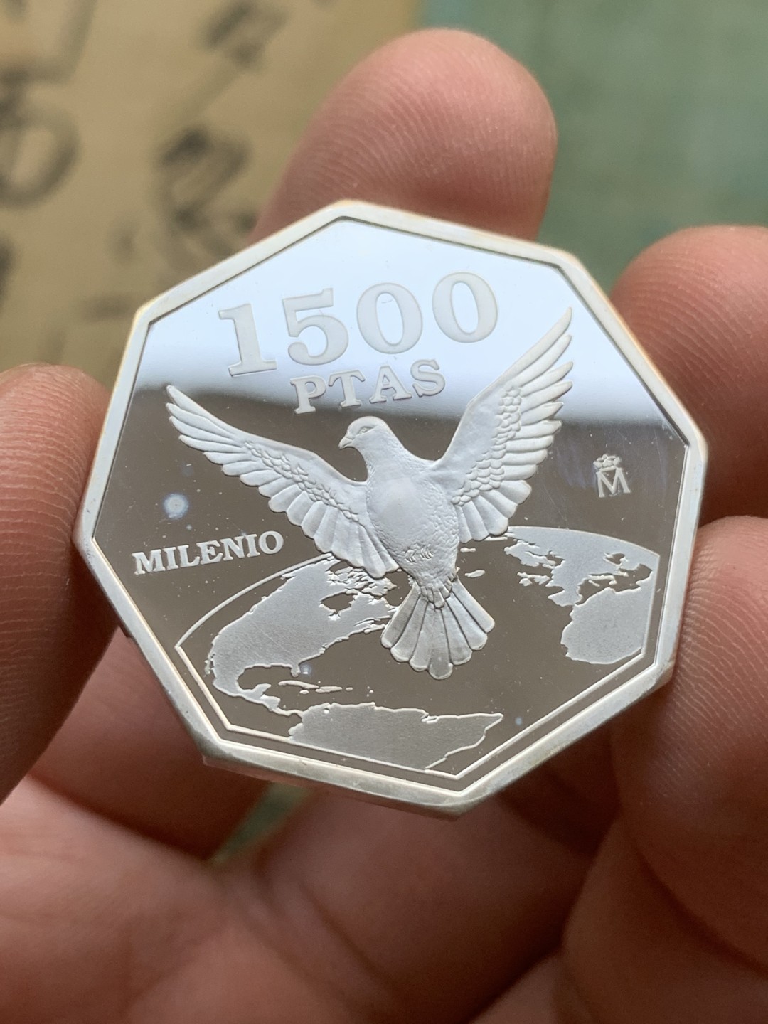 《竞宝斋》第97场-本周四 （满2件或者满200包顺丰） 原盒证书 西班牙 2000年 和平鸽 1500比塞塔精制银币 八角形 稀少