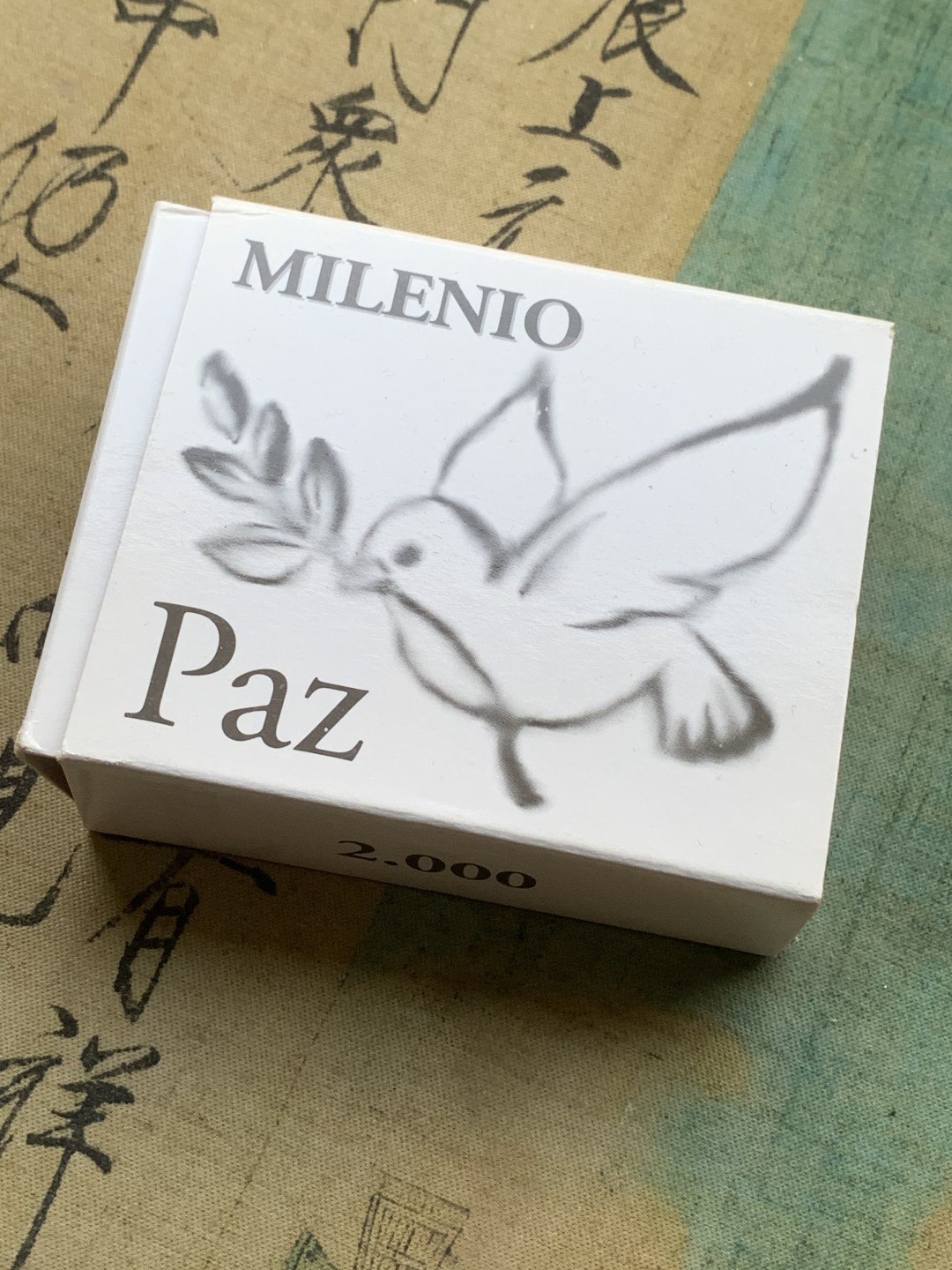 《竞宝斋》第97场-本周四 （满2件或者满200包顺丰） 原盒证书 西班牙 2000年 和平鸽 1500比塞塔精制银币 八角形 稀少