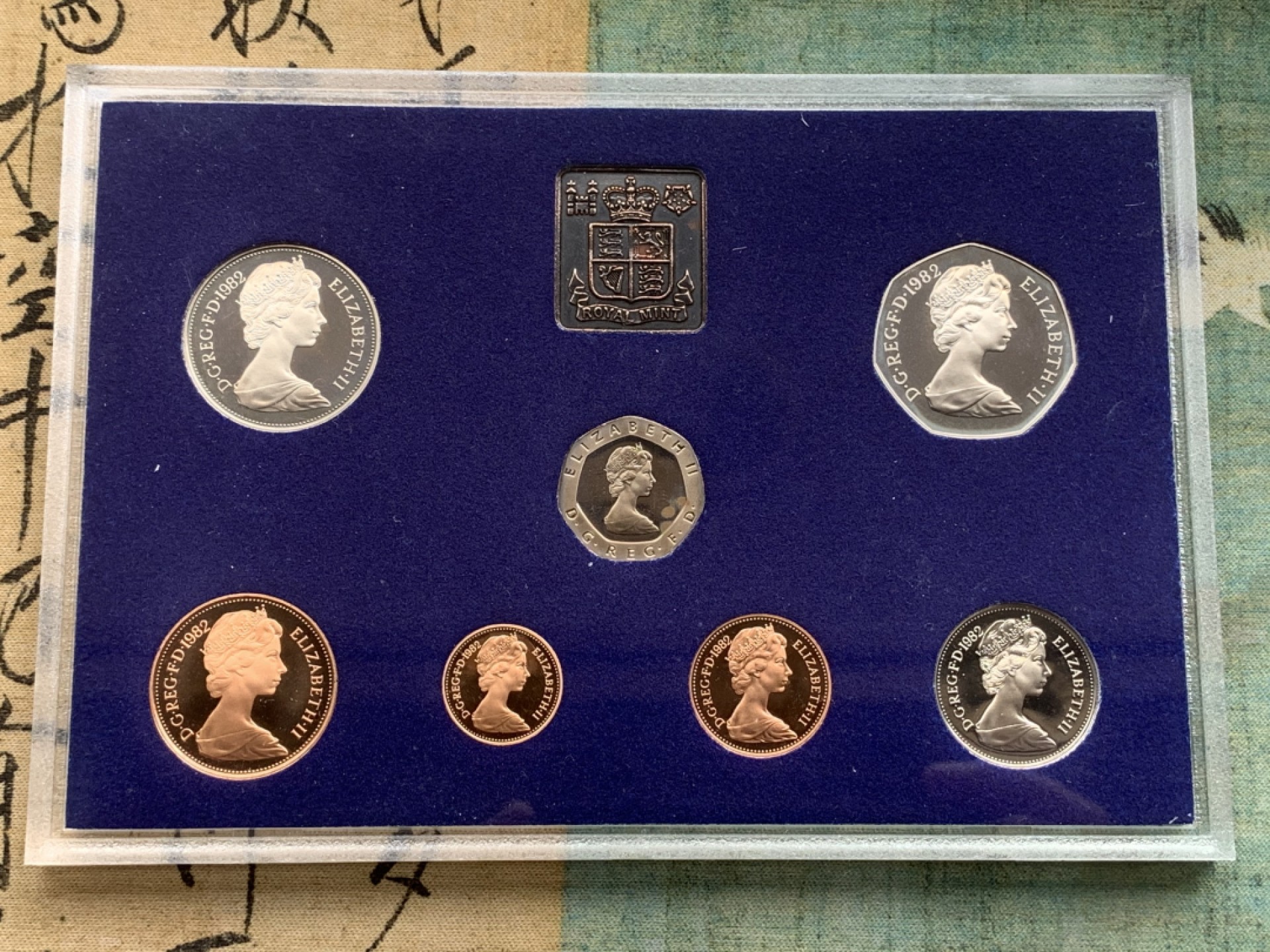 《竞宝斋》第97场-本周四 （满2件或者满200包顺丰） 英国 1982年 七枚套+一枚章 封装精制币 不同面值 完美状态