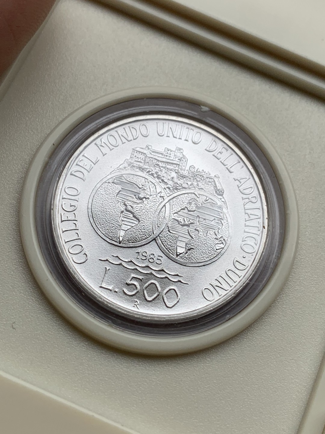 《竞宝斋》第97场-本周四 （满2件或者满200包顺丰） 原盒证书 意大利1985年 双地球 500里拉银币 稀少品种