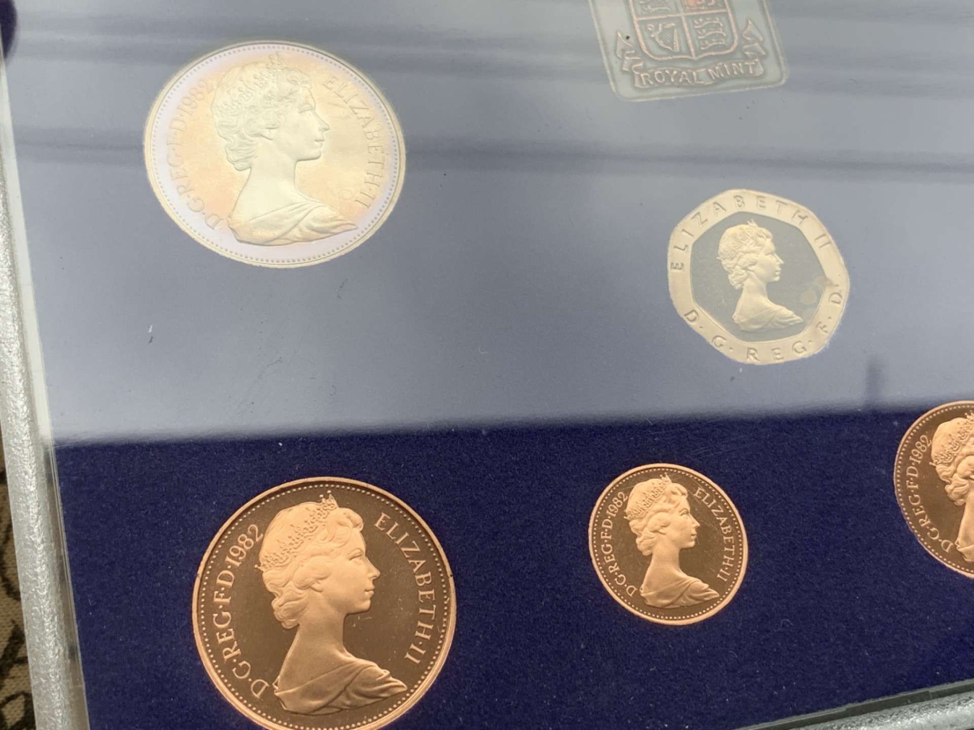 《竞宝斋》第97场-本周四 （满2件或者满200包顺丰） 英国 1982年 七枚套+一枚章 封装精制币 不同面值 完美状态