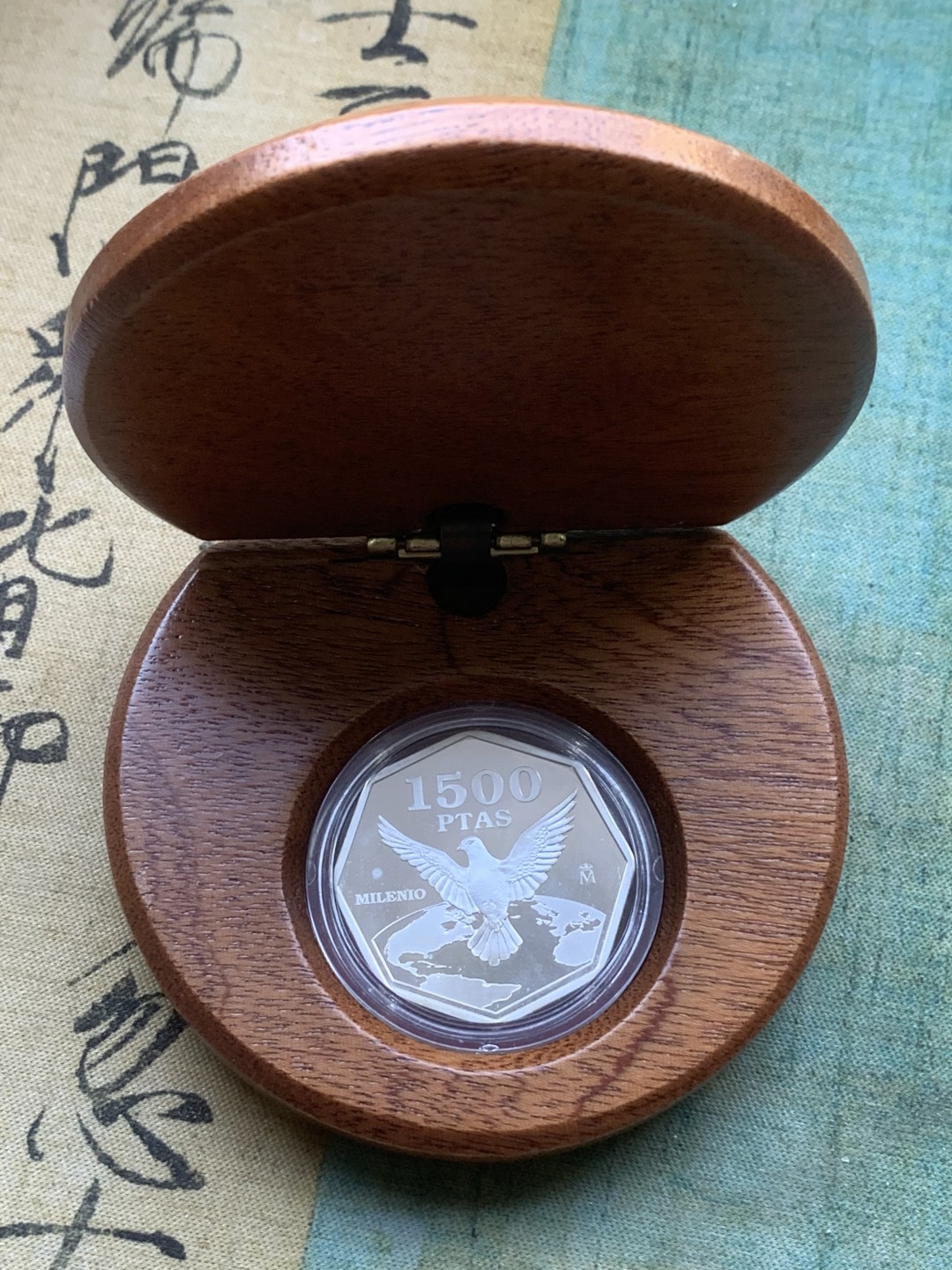 《竞宝斋》第97场-本周四 （满2件或者满200包顺丰） 原盒证书 西班牙 2000年 和平鸽 1500比塞塔精制银币 八角形 稀少