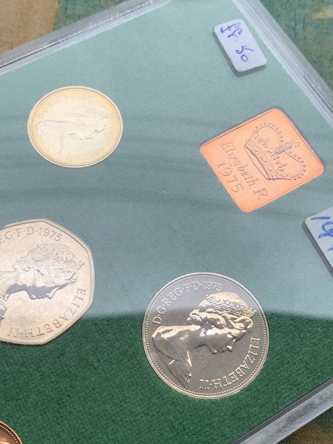 《竞宝斋》第97场-本周四 （满2件或者满200包顺丰） 英国 1975年 六枚套+一枚章 封装精制币 不同面值 标签可以看到老外50英镑买进