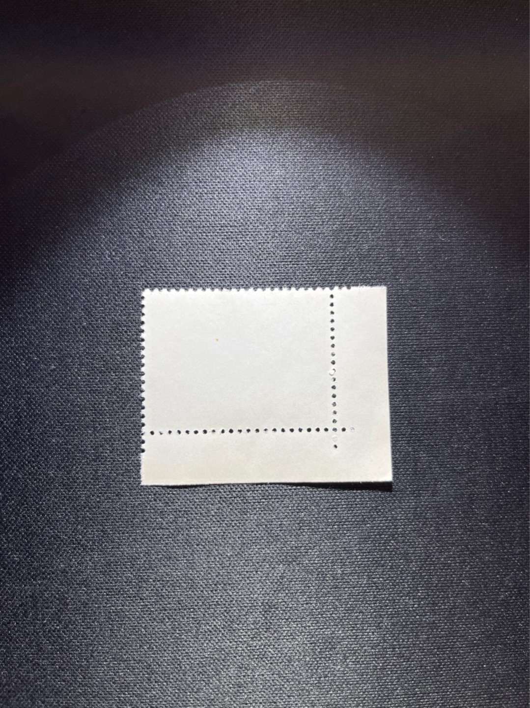 洪涛臻品 精选邮票限时拍卖第三十八期 编号巴黎公社 N11   色线，左下直角边一枚，★完美品相，绝品无瑕疵，齿孔饱满★随时售缺，编号票中的龙头，版撕全品嘎嘎绝，收藏级品相。齿孔新且饱满，全品可评级，注意捡漏。！《ASG评级处于初级阶段，注意建仓便宜的版撕货，未来市场前景不可估量！！！！》