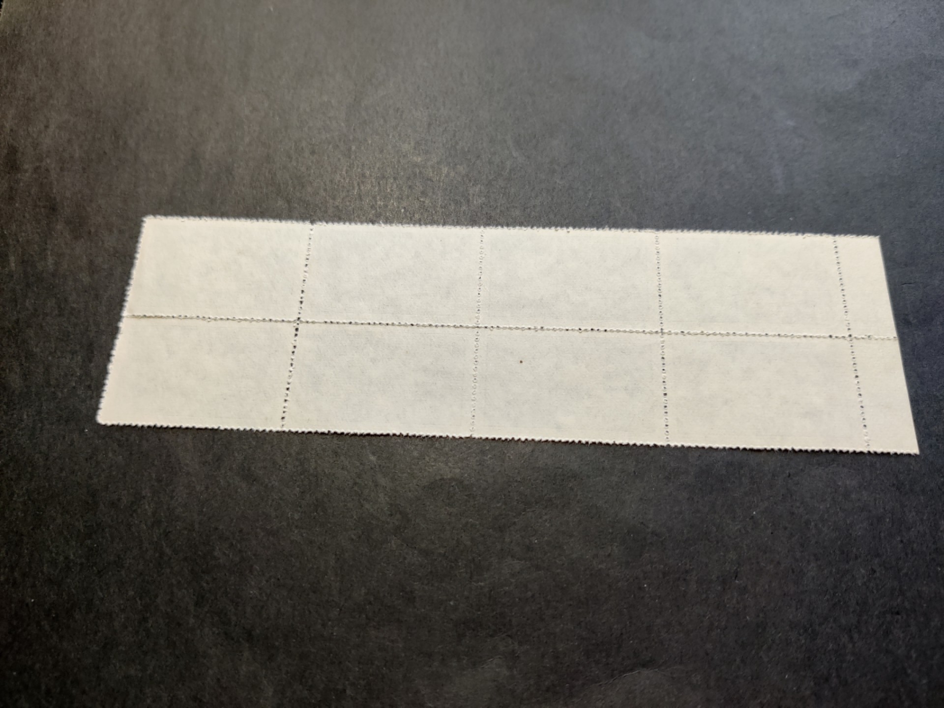 洪涛臻品 精选邮票限时拍卖第三十五期 特11技术革新2-2万能工具胎，版撕8联带十字色线，现撕，每枚票都硬挺，品相非常好。