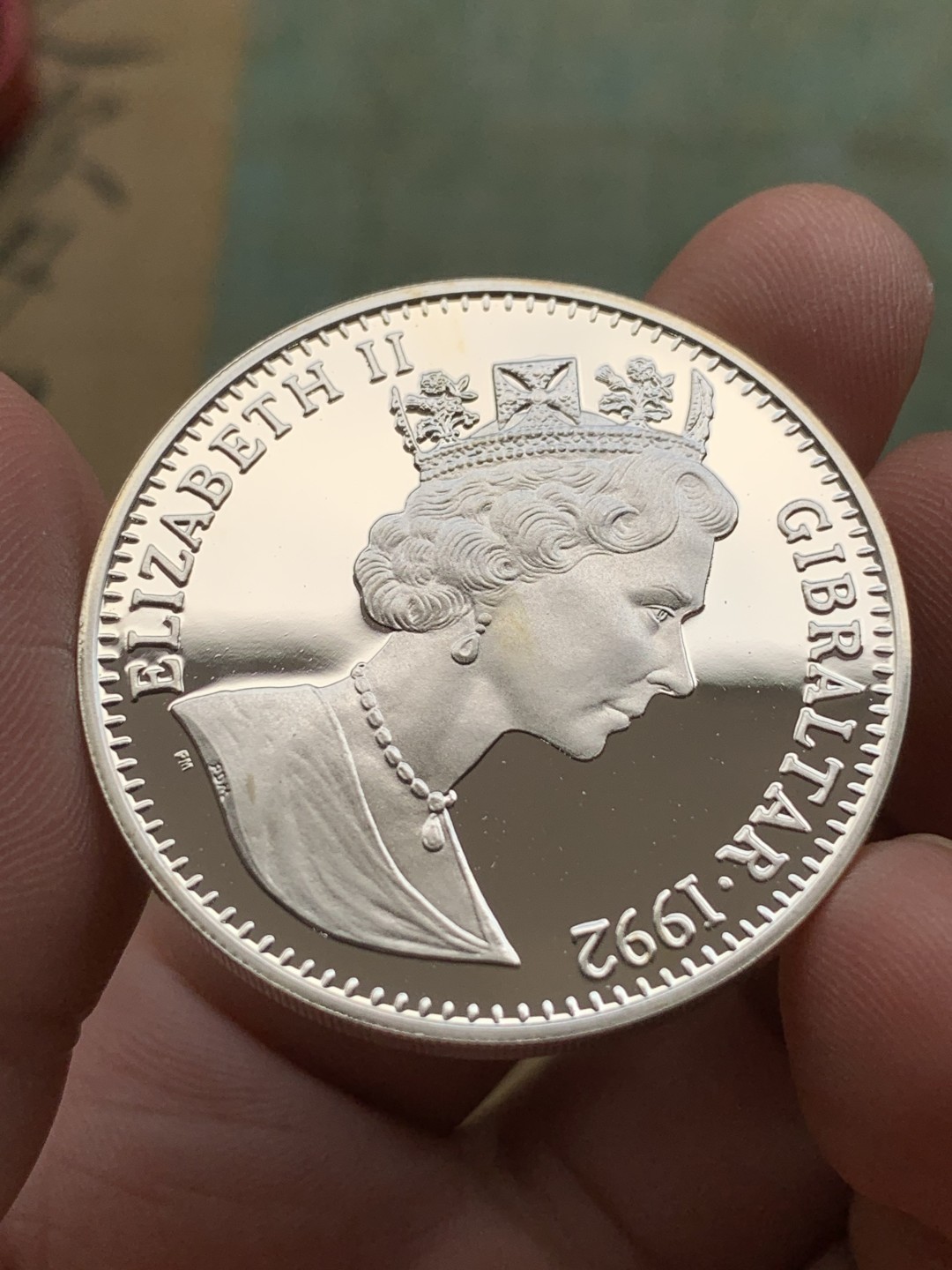 《竞宝斋》第97场-本周四 （满2件或者满200包顺丰） 红盒子带证书 直布罗陀1992年 25镑/35ECUS 骑士 精制大银币28.28克