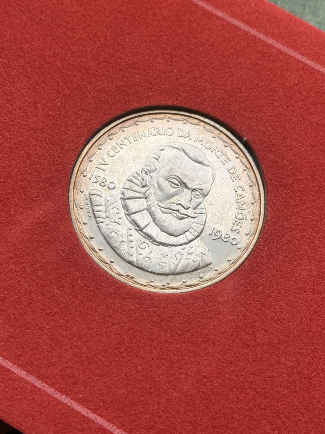 《竞宝斋》第97场-本周四 （满2件或者满200包顺丰） 官方卡装 葡萄牙 1980年 诗人贾梅士四百周年纪念 1000埃斯库多 银币