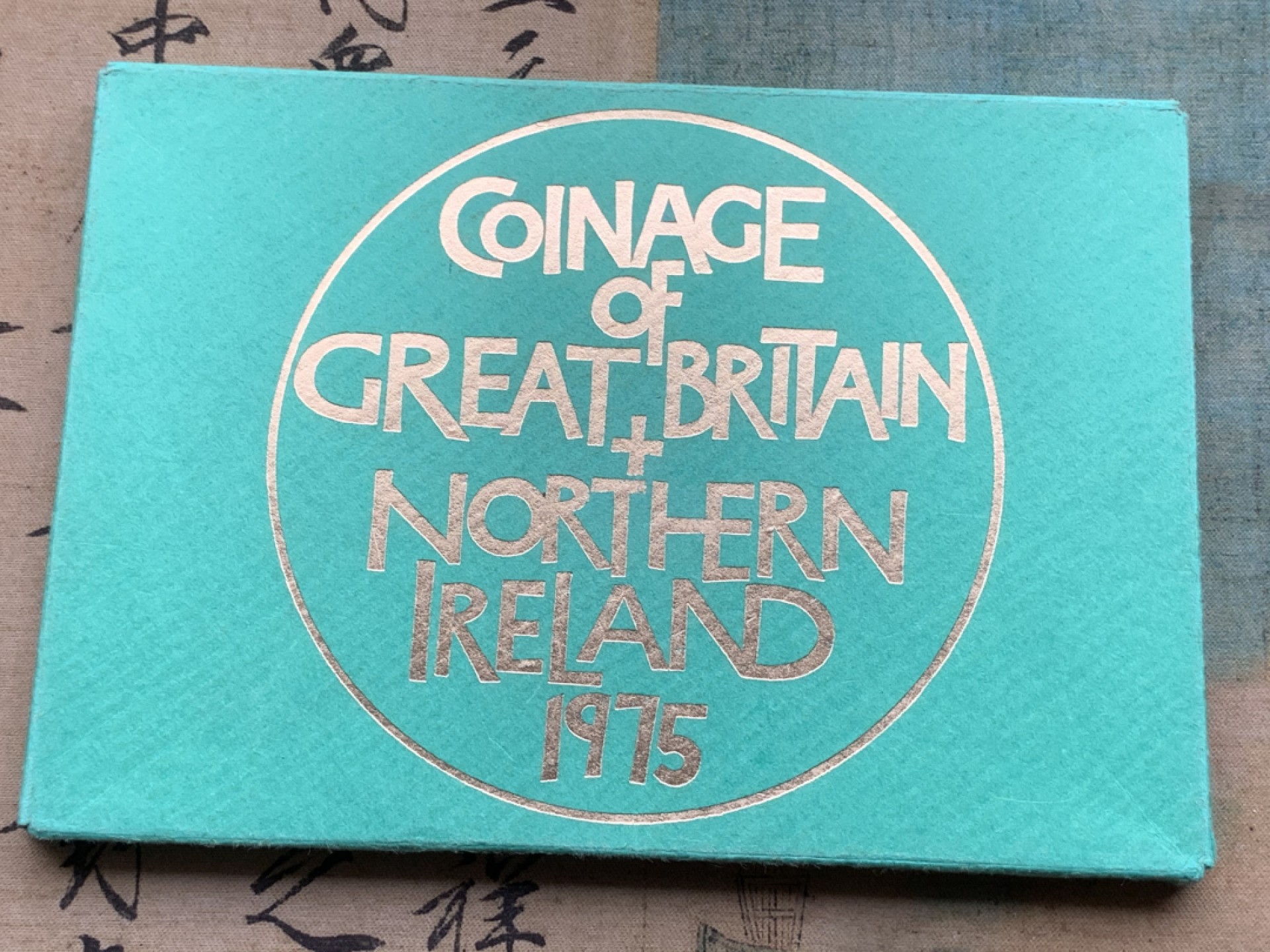 《竞宝斋》第97场-本周四 （满2件或者满200包顺丰） 英国 1975年 六枚套+一枚章 封装精制币 不同面值 标签可以看到老外50英镑买进