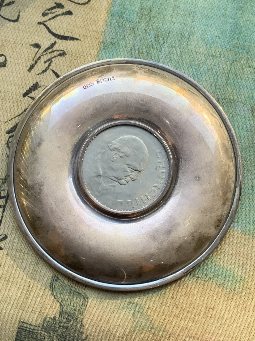 《竞宝斋》第97场-本周四 （满2件或者满200包顺丰） 英国1965年丘吉尔克朗 烟灰缸 镍币 外圈的不知道是什么材质