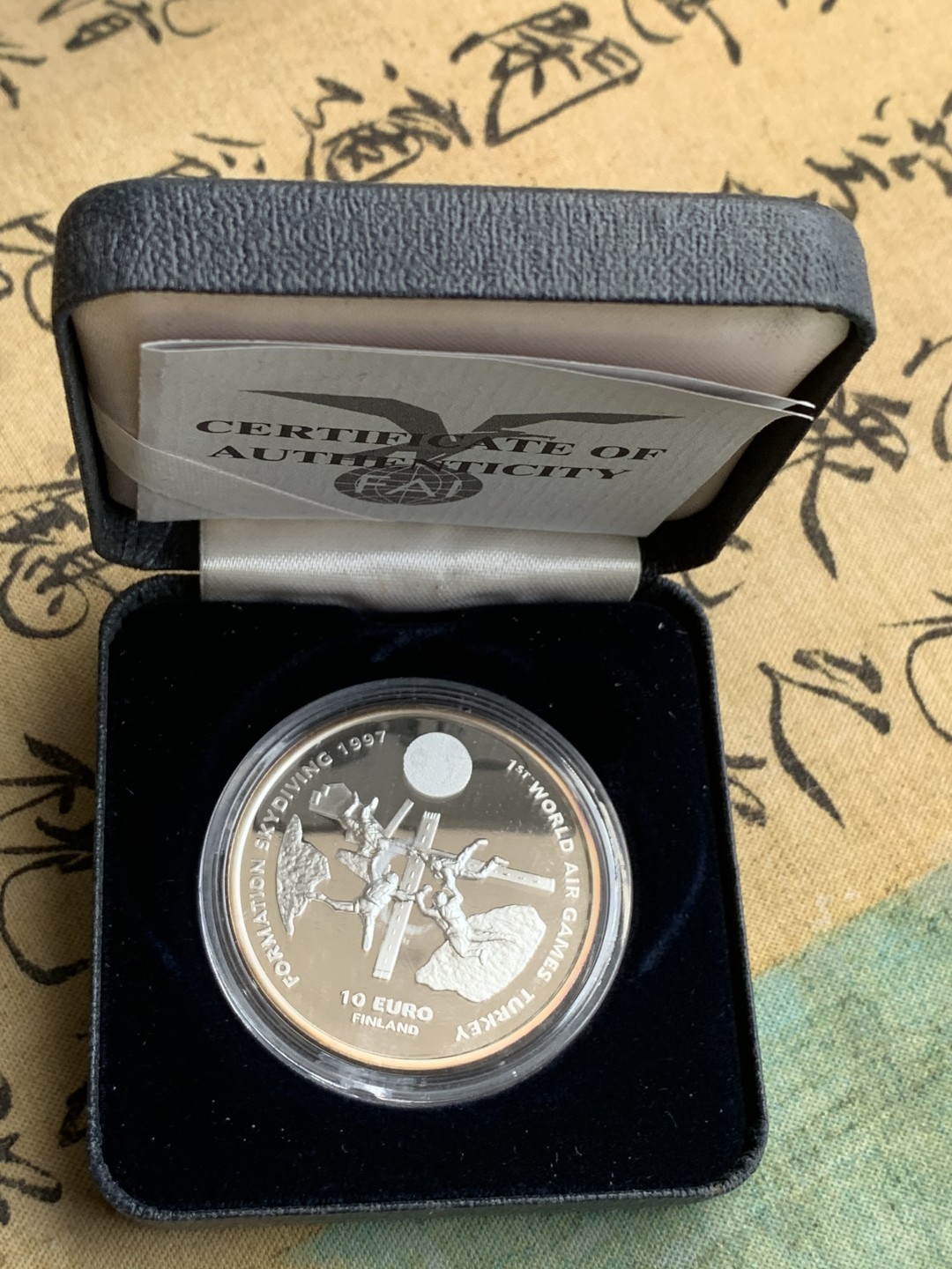 《竞宝斋》第97场-本周四 （满2件或者满200包顺丰） 原盒证书芬兰1997年首届土耳其世界航空运动10欧元精制大银币27克