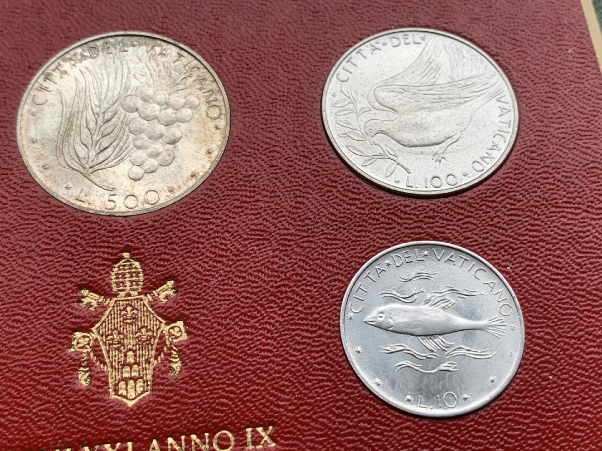 《竞宝斋》第97场-本周四 （满2件或者满200包顺丰） 卡装 梵蒂冈1971年 八枚套不同面值 其中500里拉葡萄是银币