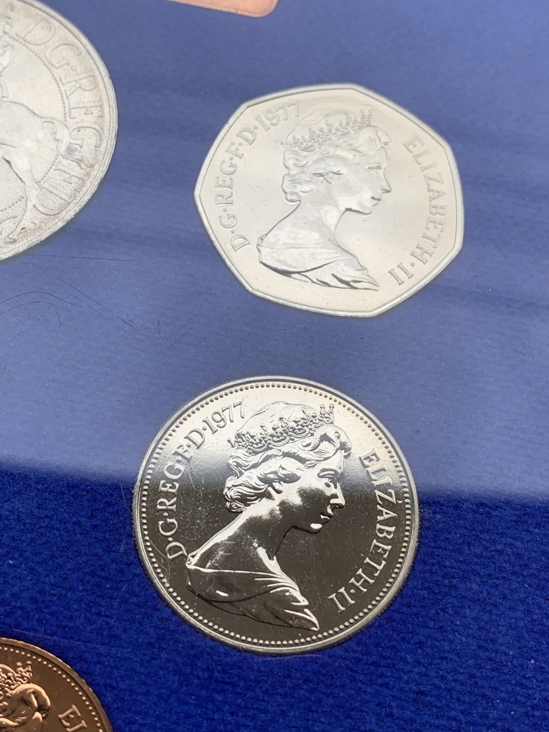 《竞宝斋》第97场-本周四 （满2件或者满200包顺丰） 英国 1977年 七枚套+一枚章 封装精制币 有克朗型大币 完美状态