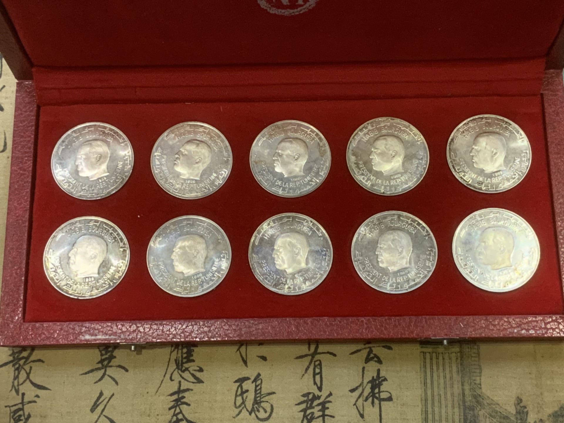 《竞宝斋》第97场-本周四 （满2件或者满200包顺丰） 大红盒 突尼斯1969年10枚1第纳尔精制大银币套装 疯涨的品种