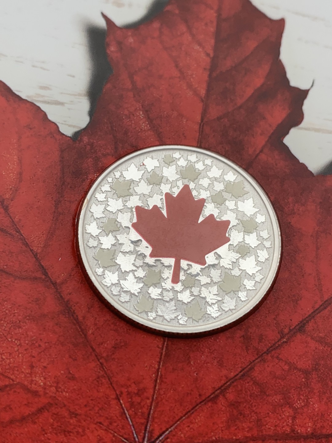 《竞宝斋》第97场-本周四 （满2件或者满200包顺丰） 礼品装 加拿大2018年 大红枫叶彩色银币 8克 999纯银
