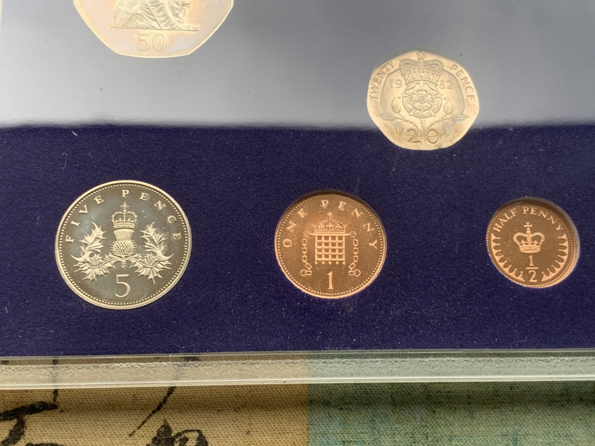 《竞宝斋》第97场-本周四 （满2件或者满200包顺丰） 英国 1982年 七枚套+一枚章 封装精制币 不同面值 完美状态