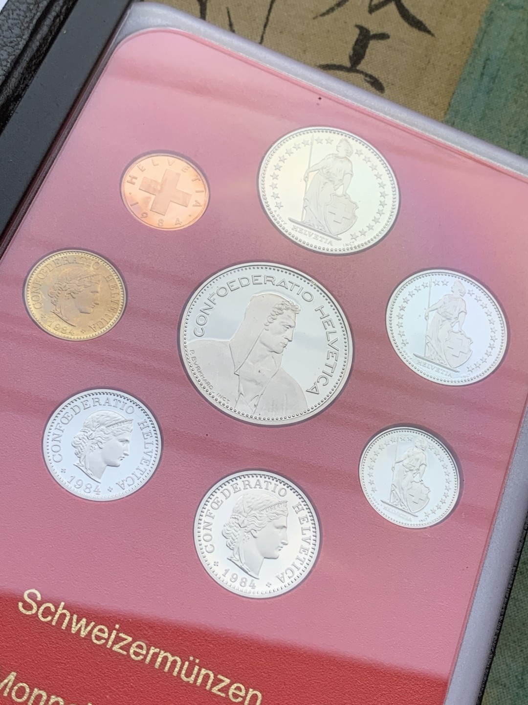 《竞宝斋》第97场-本周四 （满2件或者满200包顺丰） 封装 瑞士1984年 红本本八枚套 PROOF精制套币 少见