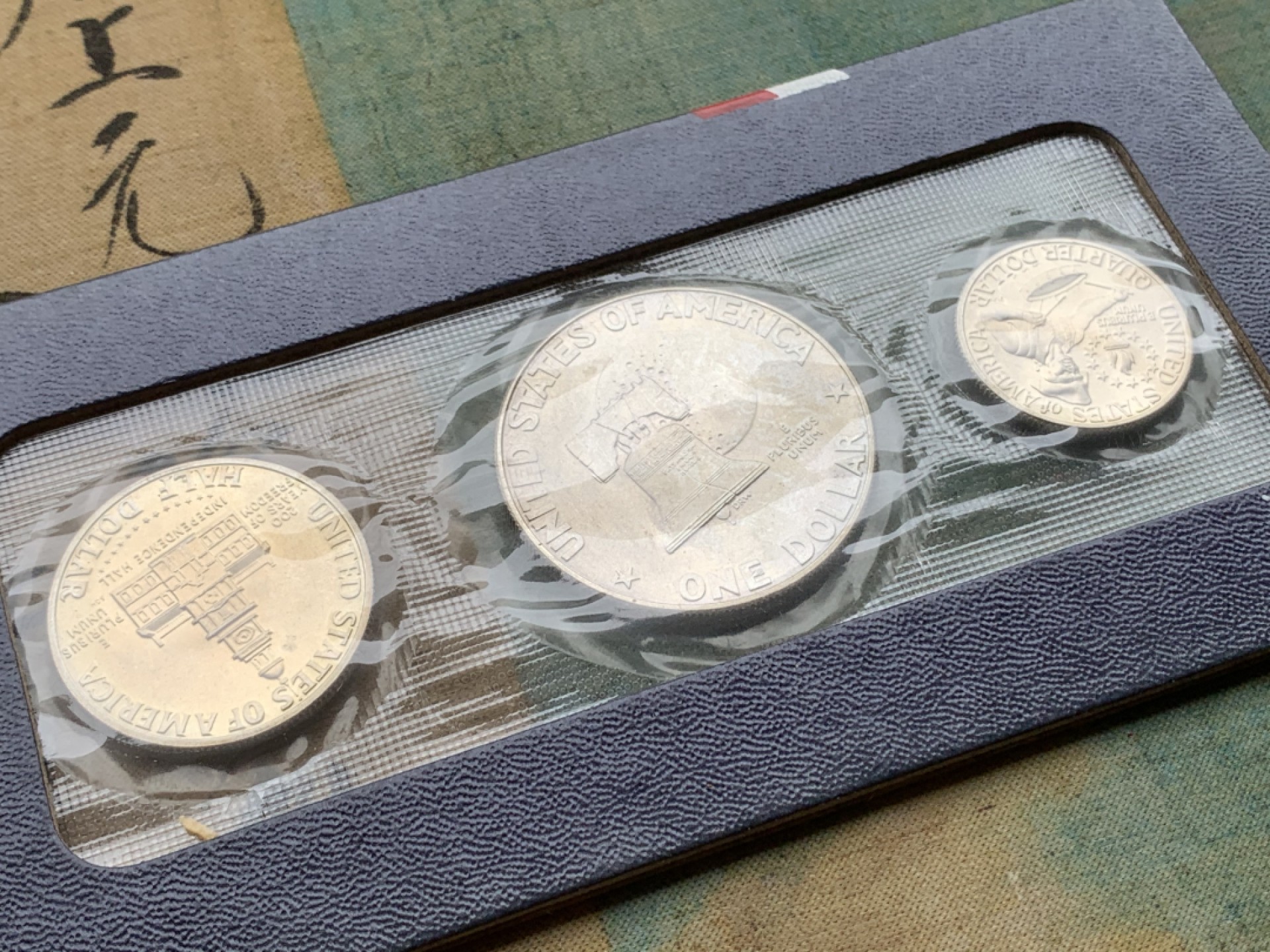 《竞宝斋》第97场-本周四 （满2件或者满200包顺丰） 造币厂封装封装 美国1976-S年 全银币普制3枚一组 带证书和红色外壳 非常少见