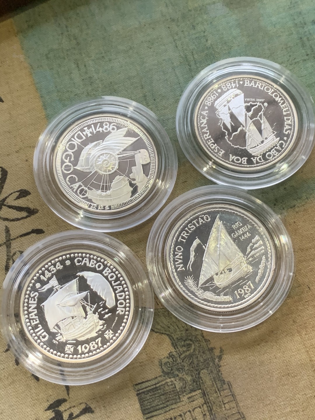 《竞宝斋》第97场-本周四 （满2件或者满200包顺丰） 	原盒证书 葡萄牙1988年 大航海系列 100埃斯库多精制大银币 4枚套