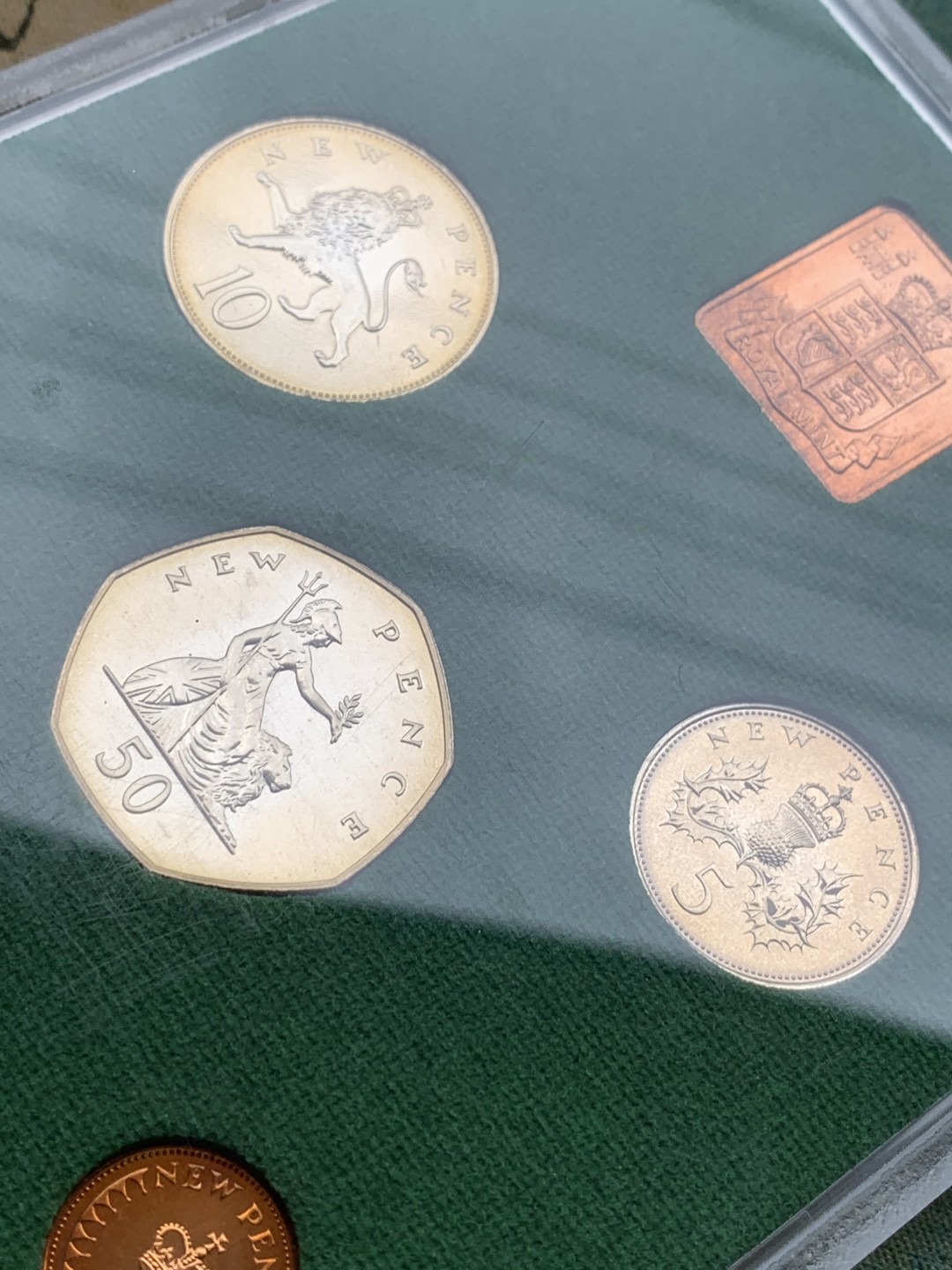 《竞宝斋》第97场-本周四 （满2件或者满200包顺丰） 英国 1975年 六枚套+一枚章 封装精制币 不同面值 标签可以看到老外50英镑买进