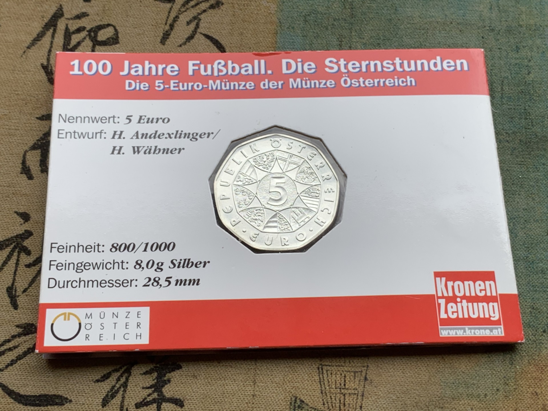 《竞宝斋》第97场-本周四 （满2件或者满200包顺丰） 卡装奥地利2004年 5欧元足球百年纪念 银币