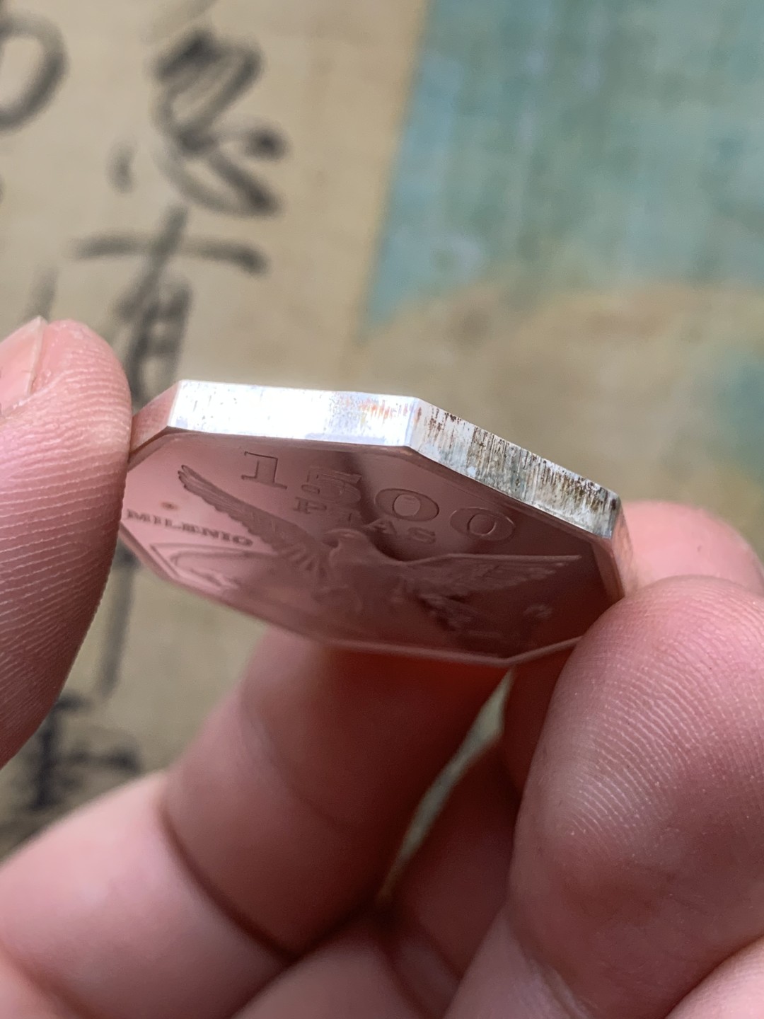 《竞宝斋》第97场-本周四 （满2件或者满200包顺丰） 原盒证书 西班牙 2000年 和平鸽 1500比塞塔精制银币 八角形 稀少