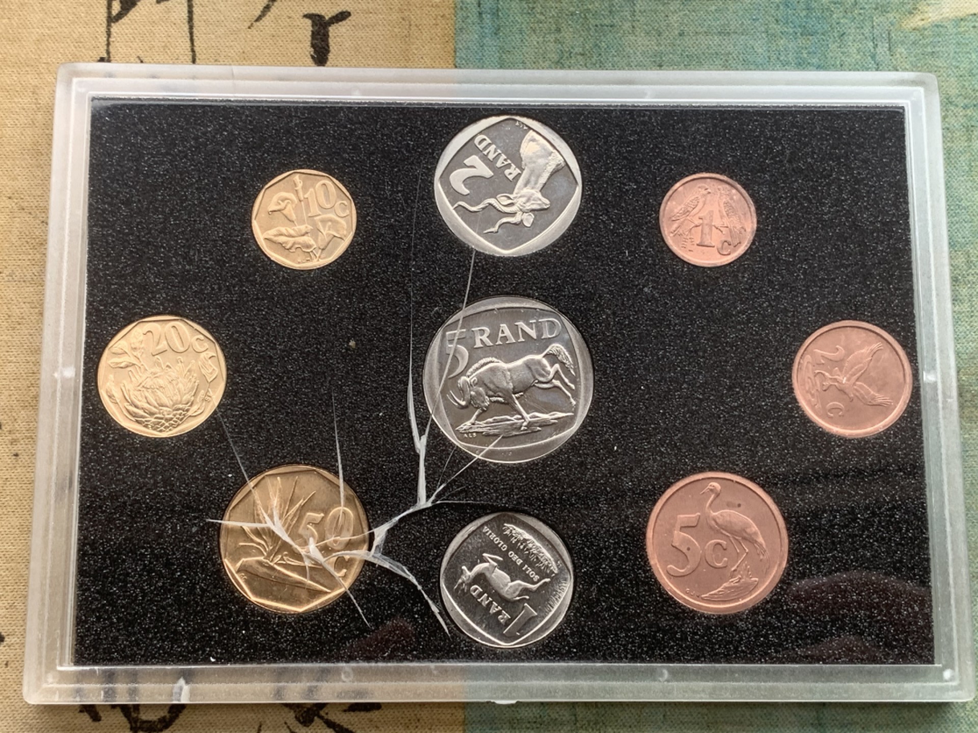 《竞宝斋》第97场-本周四 （满2件或者满200包顺丰） 南非1995年 九枚装 不同面值 套币 少见的品种 盒子有裂