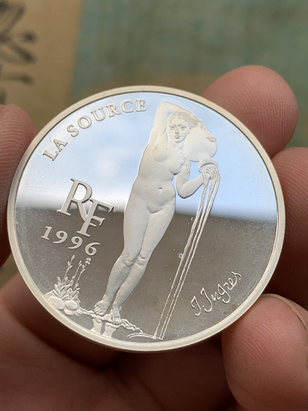 《竞宝斋》第97场-本周四 （满2件或者满200包顺丰） 原盒证书 法国1996年 卢浮宫系列泉水女神 10法郎1.5欧元精制大银币