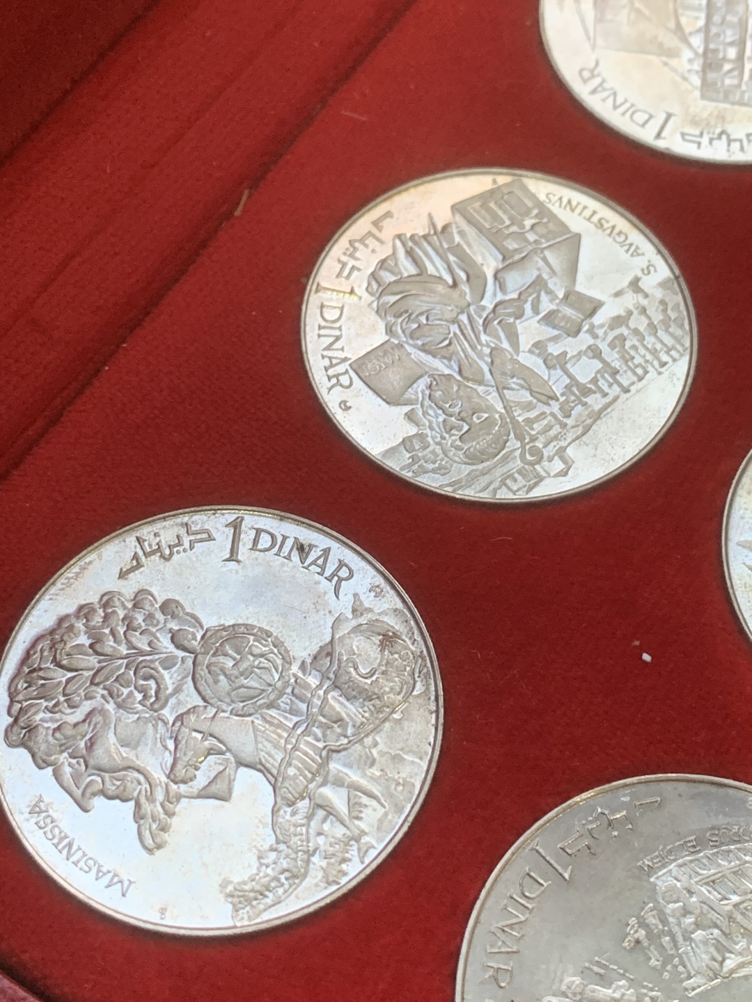 《竞宝斋》第97场-本周四 （满2件或者满200包顺丰） 大红盒 突尼斯1969年10枚1第纳尔精制大银币套装 疯涨的品种