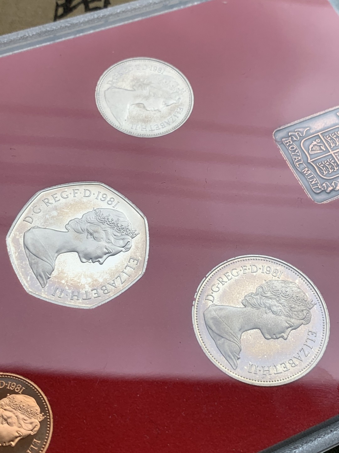 《竞宝斋》第97场-本周四 （满2件或者满200包顺丰） 英国 1981年 六枚套+一枚章 封装精制币 不同面值 完美状态