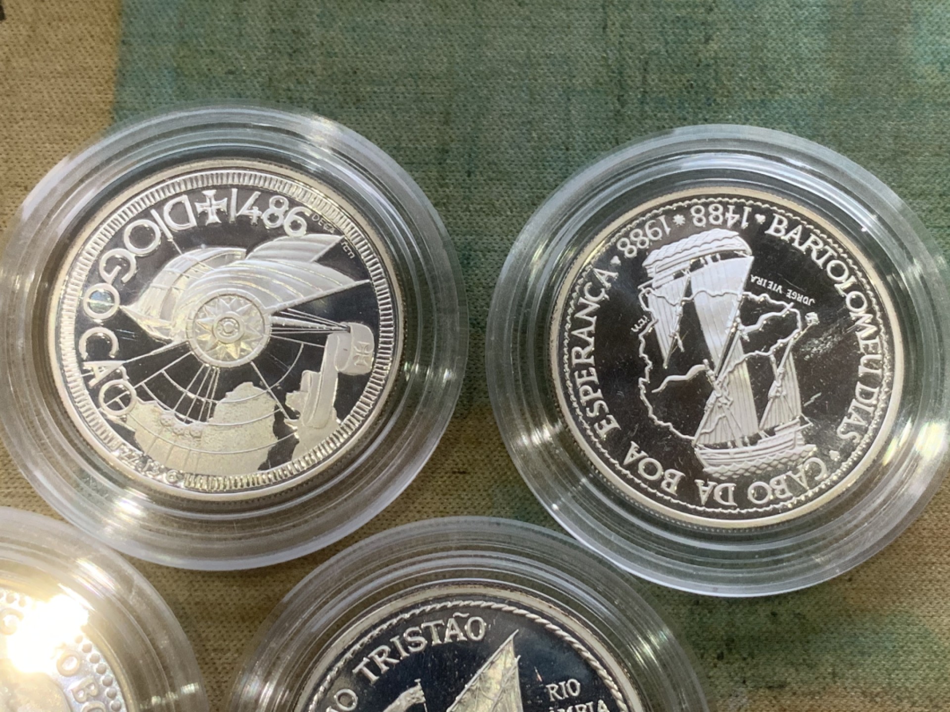 《竞宝斋》第97场-本周四 （满2件或者满200包顺丰） 	原盒证书 葡萄牙1988年 大航海系列 100埃斯库多精制大银币 4枚套