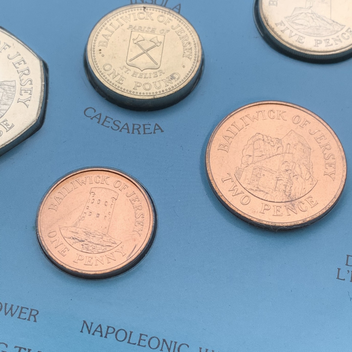 《竞宝斋》第97场-本周四 （满2件或者满200包顺丰） 英属杰西岛 1983年 七枚不同面值 最大的是一镑 封装套币