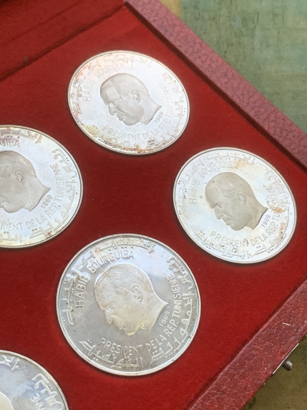 《竞宝斋》第97场-本周四 （满2件或者满200包顺丰） 大红盒 突尼斯1969年10枚1第纳尔精制大银币套装 疯涨的品种