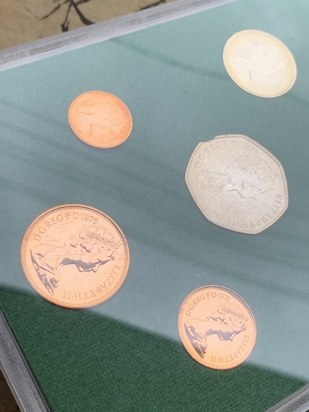 《竞宝斋》第97场-本周四 （满2件或者满200包顺丰） 英国 1975年 六枚套+一枚章 封装精制币 不同面值 标签可以看到老外50英镑买进