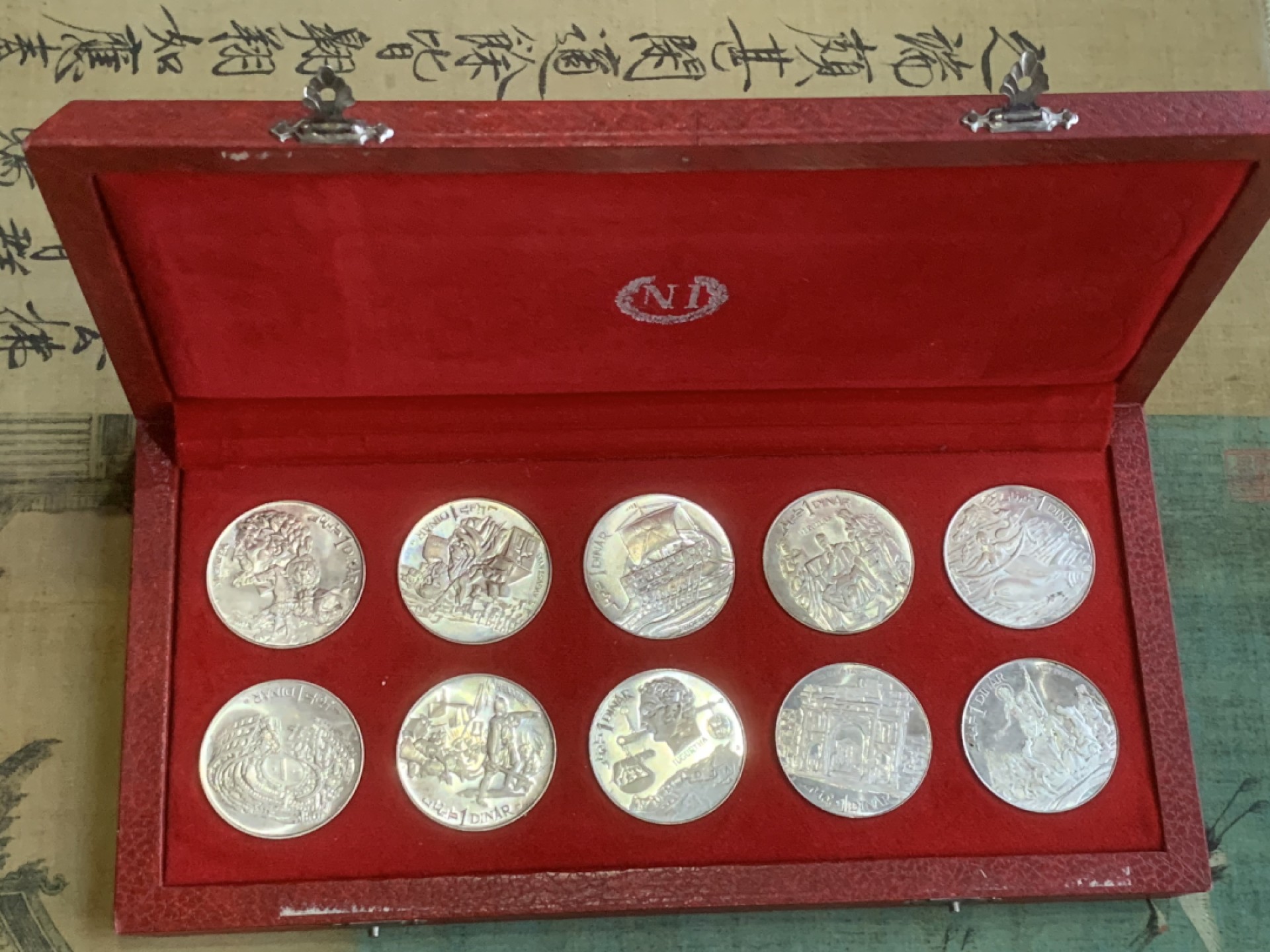 《竞宝斋》第97场-本周四 （满2件或者满200包顺丰） 大红盒 突尼斯1969年10枚1第纳尔精制大银币套装 疯涨的品种