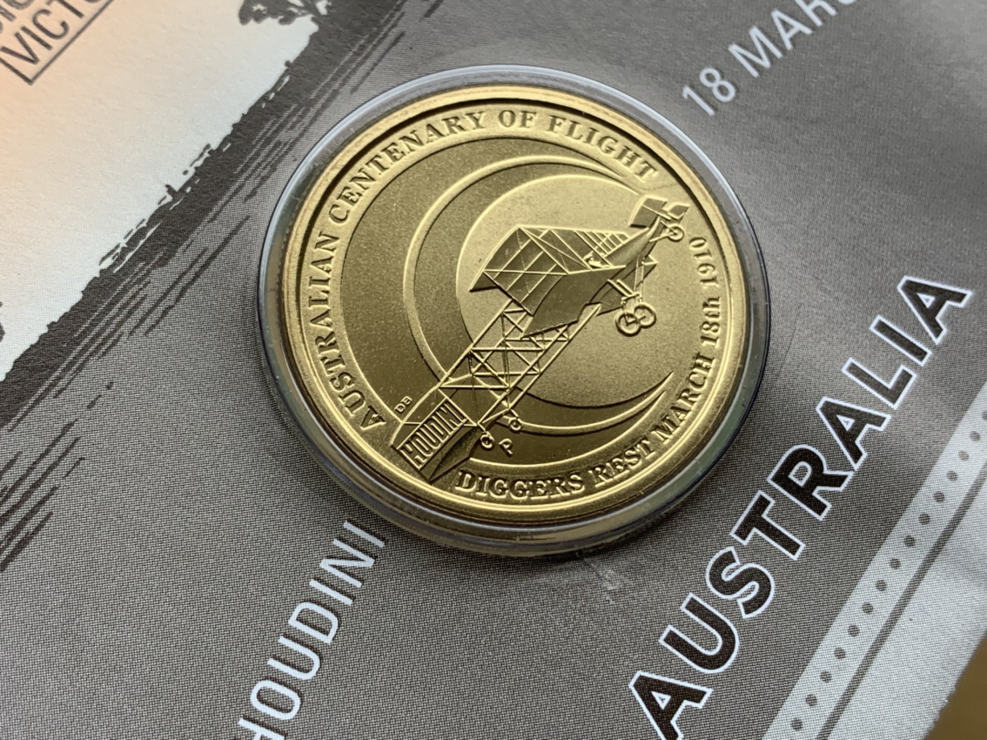 《竞宝斋》第97场-本周四 （满2件或者满200包顺丰） 卡装 澳大利亚2010年 动力飞机发明百年纪念 1元铜币带邮票一张